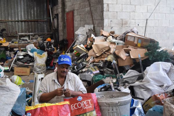 Romilson da Silva é o responsável por separar os materiais eletroeletrônicos da cooperativa