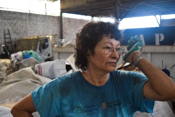 Maria Eliane Augusto, uma das poucas cooperadas que usa luvas