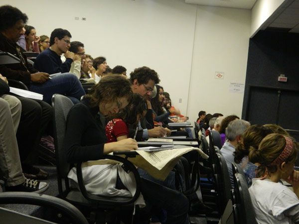 úblico presente no auditório de História da FFLCH para assistir ao Seminário 