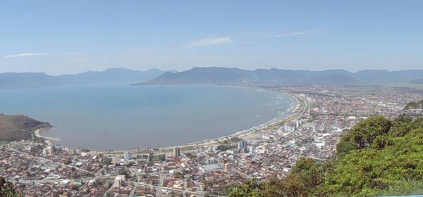 Planície litorânea com Serra do Mar ao fundo